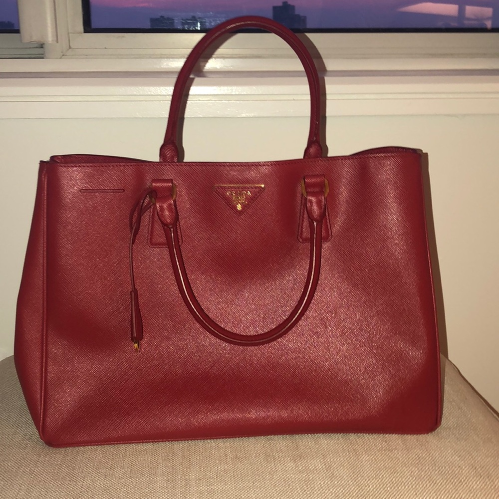 Prada Saffiano red tote ( medium )
